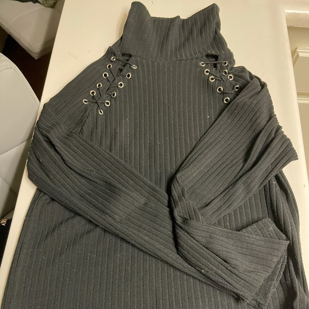 LF turtleneck with tie design